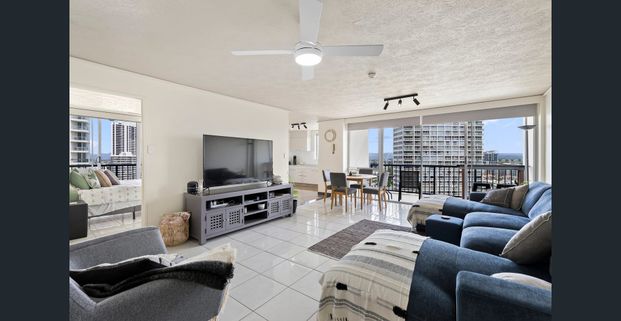 CONVENIENT AND CENTRAL LOCATION - STUNNING VEIWS - SUPER SIZED APARTMENT - FULLY FURNISHED - Photo 1