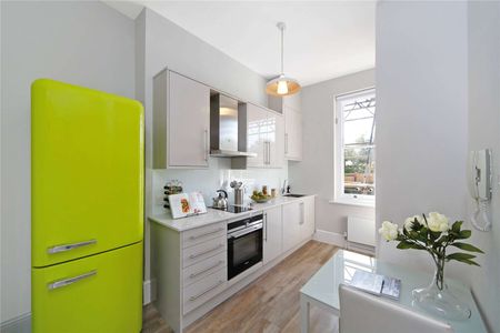 A beautifully presented, second-floor, one-bedroom apartment set along the iconic King’s Road. - Photo 5