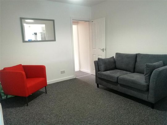 4 bedroom end of terrace house to rent - Photo 1