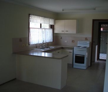 Neat and tidy - 3 Bedroom Stand Alone House in a Complex - Photo 5