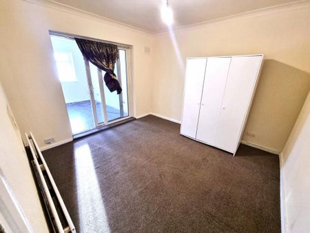 4 bedroom semi-detached house to rent - Photo 2