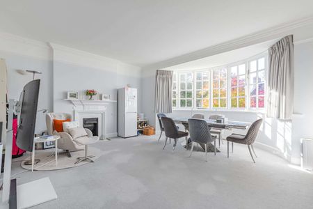 Spacious three bedroom flat in charming period conversion - Photo 2