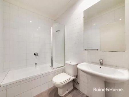 House with 3 bedrooms, 2 bathrooms & parking for 1 car - Photo 4