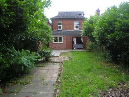 Bedroom Detached House In Bournemouth, BH9 - Photo 2