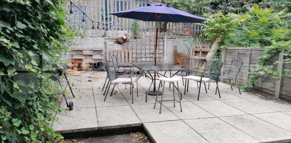 Beautiful period house marrying period charm with contemporary living - Photo 2