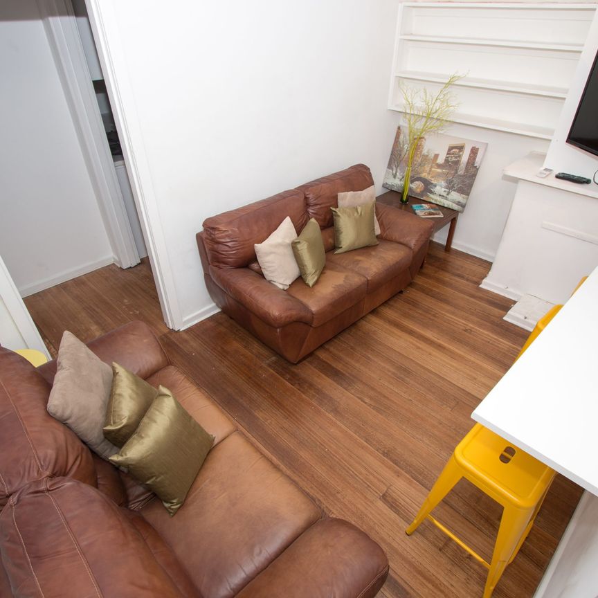 EASY & CONNECTED FOUR BEDROOM APARTMENT - Photo 1