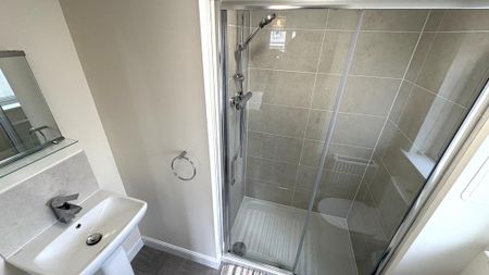 4 bedroom detached house to rent - Photo 2