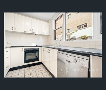 Freshly Painted, Spacious Apartment in Prime Ashfield Location - Photo 3