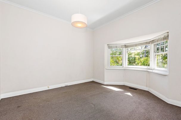 Beautiful Home In Glen Iris - Photo 1