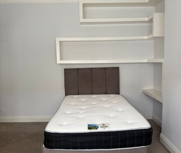 Room in a Shared House, Kingsway, SW14 - Photo 3