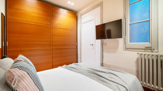 Room in a shared 7-bedroom apartment for rent in Vila de Gràcia - Photo 1
