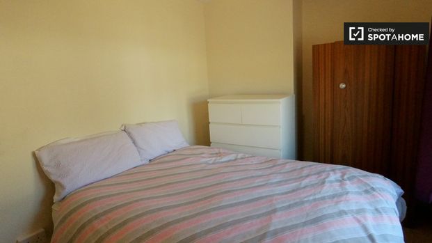 Room for rent in 2-bedroom house in Ballygall, Dublin - Photo 1