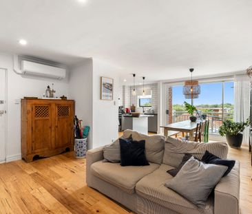 Spacious, Renovated & Rare – 2 Bathrooms in Prime Elwood - Photo 3