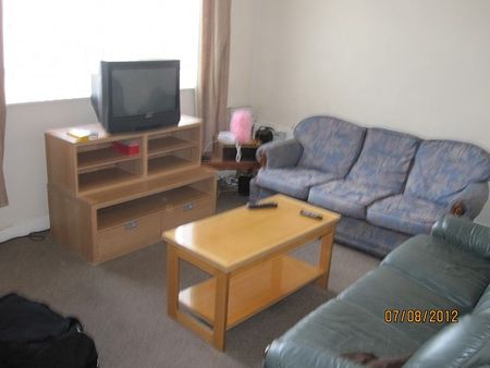 5 Bedroom Student house close to Wolverhampton University - Photo 3