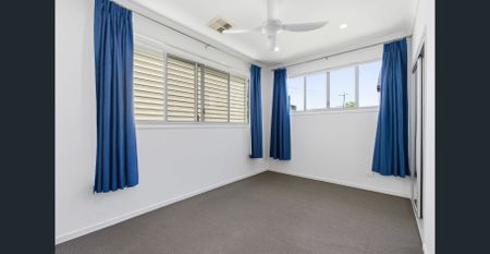 Stunning townhouse with its own private rooftop sanctuary & side access! - Photo 3