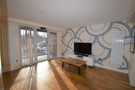 3 bedroom Apartment - Clock House Gardens - Photo 3