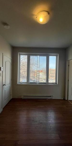 4 1/2 disponible avec possibilité de stationnement - Photo 1