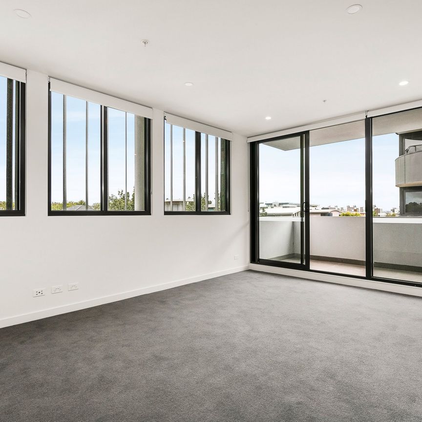 Luxurious Riverside Living - Photo 1