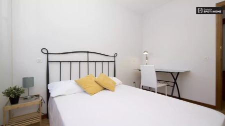 Double bed in Room in a shared 5-bedroom apartment for rent in Peñagrande - Foto 5