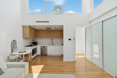 Jade Gardens: Heavenly Top Floor Chic Apartment With Light, Tree Top Views, Skylight, High Ceilings, Lift Access, Walk to Bayside, Train, Bus & Cafes - Photo 2