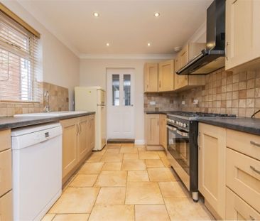 3 bed House - Mid Terrace To Let - Photo 6