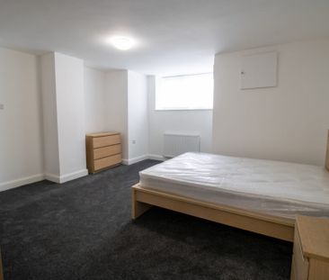 56 Brudenell Mount, Leeds, LS6 1HS - Photo 2