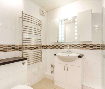 A bright two bedroom apartment - Photo 6