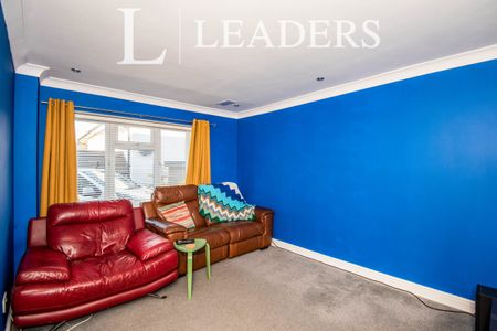 4 bedroom house to rent McKenzie Road, Chatham, ME5 - Photo 2