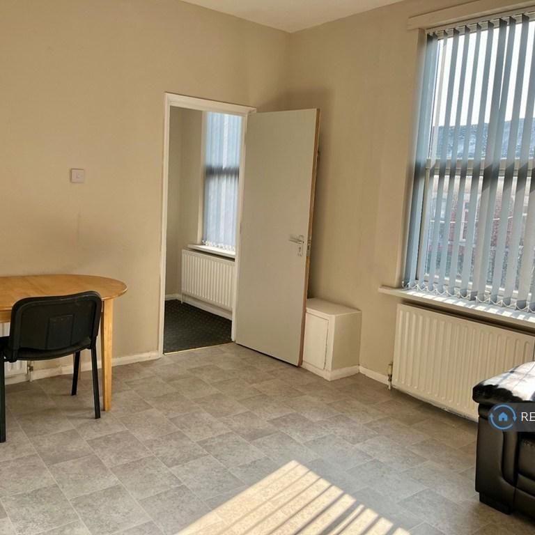 3 bedroom flat to rent - Photo 1