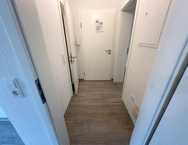 Neu renovierte 2,5-Zimmer-Wohnung mit neuem Duschbad, großer Küche und traumhaftem Balkon mit Blick ins Grüne! - Foto 1