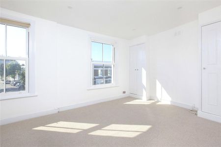 3 bedroom flat in London - Photo 4