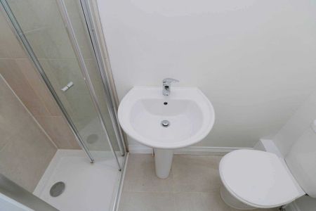 Price £845 pcm - Available Now - Part Furnished - Photo 5