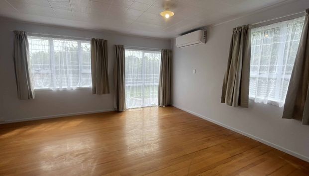 Front unit - 2 Bed 1 Bath - Ready for its new tenants! - Photo 1