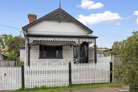 Charming 2 Bedroom in Prime Location - Photo 3