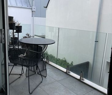 CBD-3 bedrooms with double garage - Photo 4