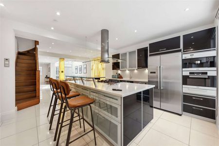 Well presented family home positioned in the heart of Knightsbridge with superb entertaining space including double reception room, large kitchen/dining room and five bedrooms - Photo 5