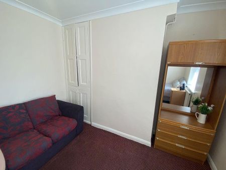 1 bedroom in a house share to rent - Photo 2