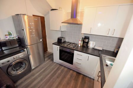 2 bedroom House in Kelsall Terrace, Leeds - Photo 3