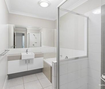 Spacious Townhouse - Photo 3