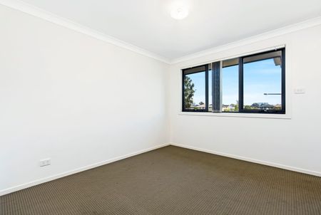 SPACIOUS FAMILY HOME IN QUIET STREET - Photo 3