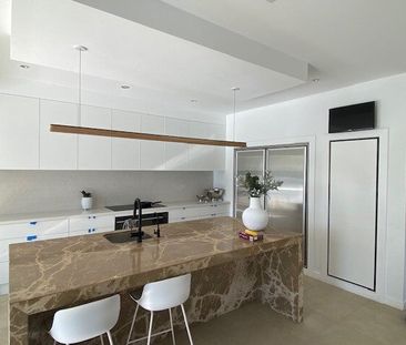 Surfers Paradise - Photo 1