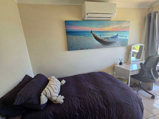 Helensvale - Photo 1