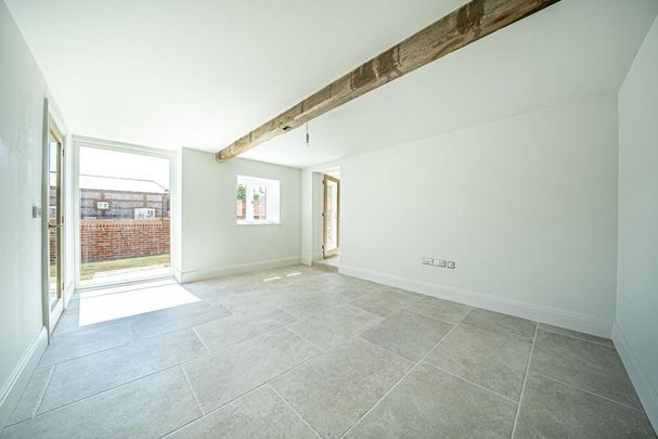 4 bedroom link detached house to rent - Photo 1