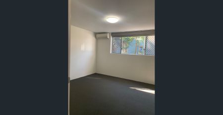 Spacious Coorparoo Unit with Air Conditioning - Photo 3