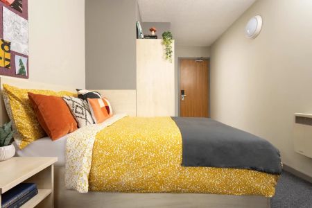 Extra Large High Double Ensuite: Three Bed Flat - Photo 3