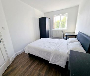 3 bedroom flat to rent - Photo 4