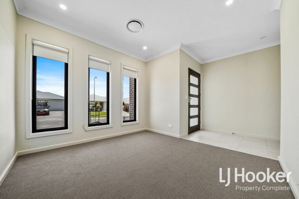 Modern Family Home with Ducted Air Conditioning & Media Room - Photo 1