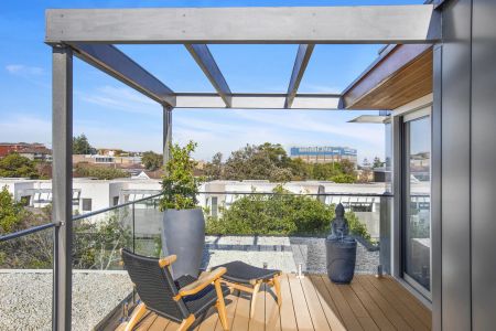 Luxury Reimagined: Three-Level Coastal Masterpiece - 250 Metres from Maroubra Beach - Photo 3