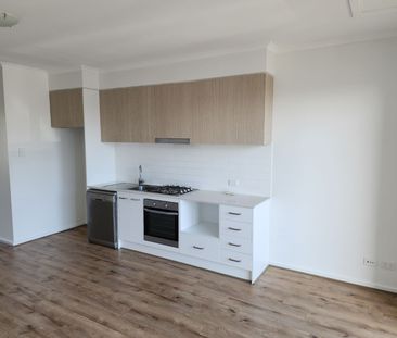 Stylish 2-Bedroom Townhouse - Photo 2