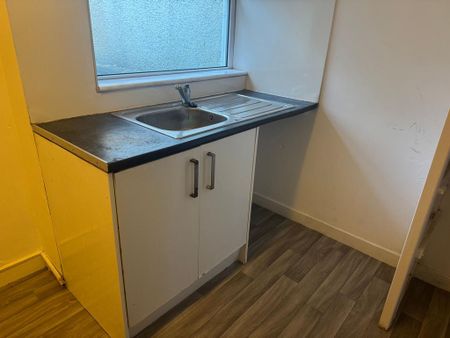 2 bedroom end of terrace house to rent - Photo 2